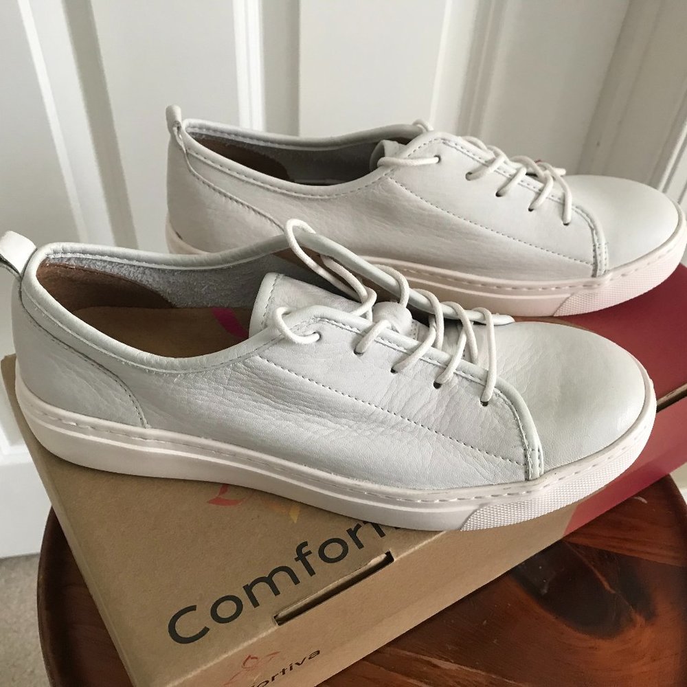 NWT - White leather sneakers - Sz 6.5
